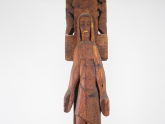 Vente aux enchères Henri Paul REY.  "Crucifixion". Grande sculpture en bois  H. 240 cm