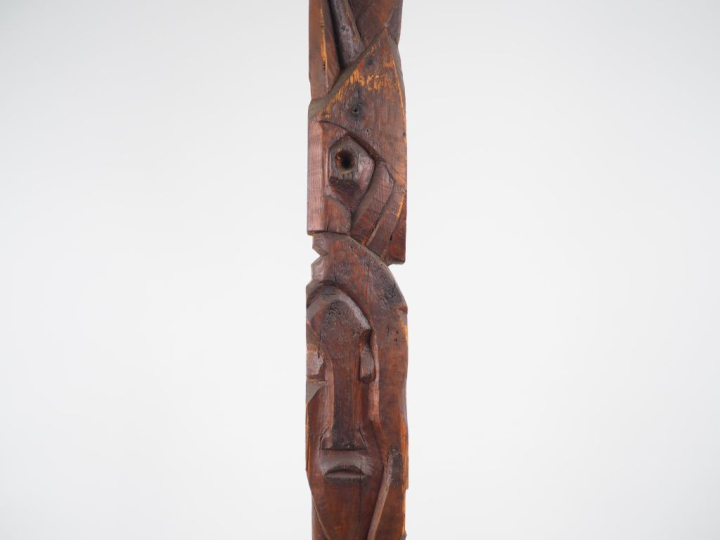 Henri Paul REY.  "Totem" Grande sculpture en bois.  H. 223 cm