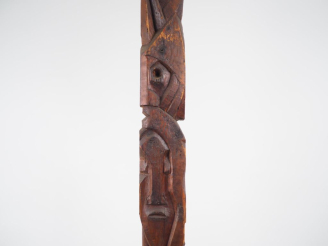 Vente aux enchères Henri Paul REY.  "Totem" Grande sculpture en bois.  H. 223 cm