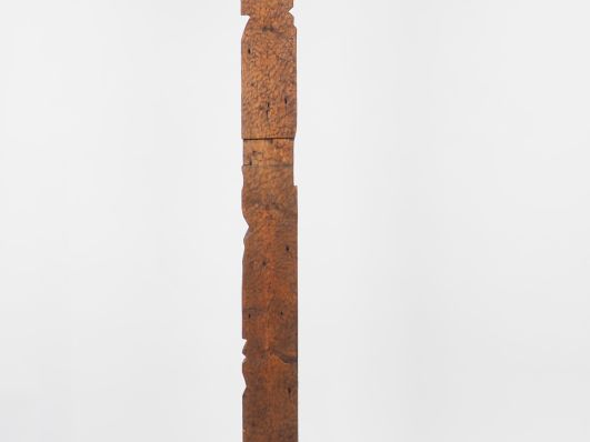 Henri Paul REY.  "Totem" Grande sculpture en bois.  H. 223 cm
