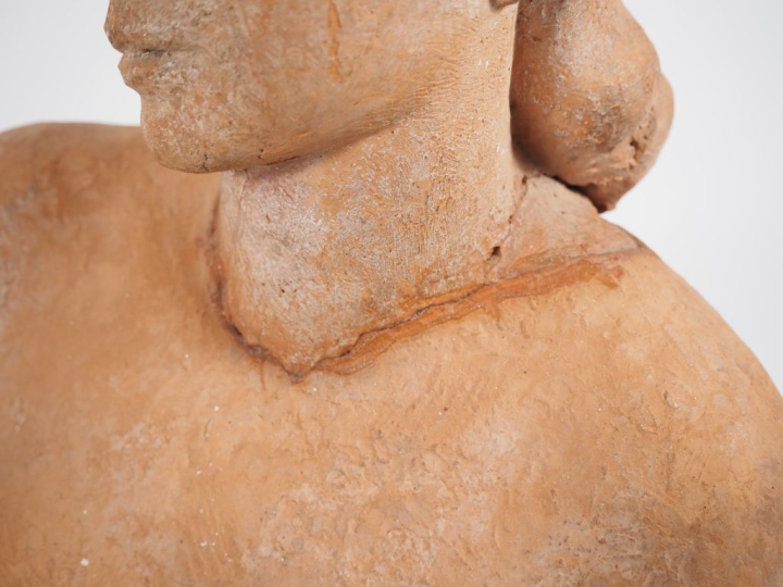 Paul MANAUT. "jeune asiatique nue assise" Sculpture en terre cuite Sig