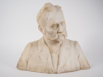 Vente aux enchères Paul MANAUT.  "Portrait d'homme en buste"  Sculpture en marbre blanc, 