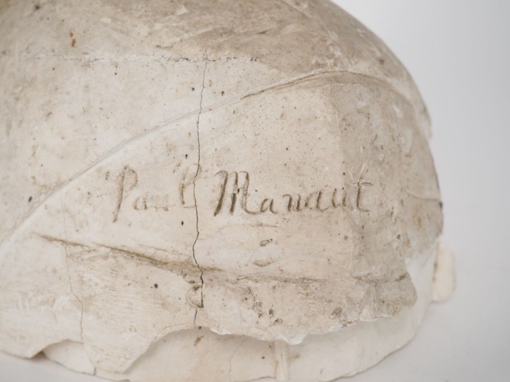 Paul MANAUT.  "portrait de fillette"  Platre non signé H. 33 cm on y j