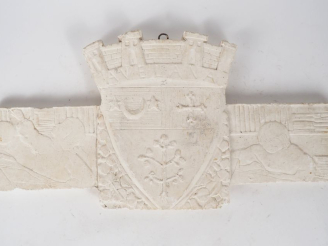 Vente aux enchères Paul MANAUT.  "Avélana" Plaque d'armoiries en platre  non signée  Dim.