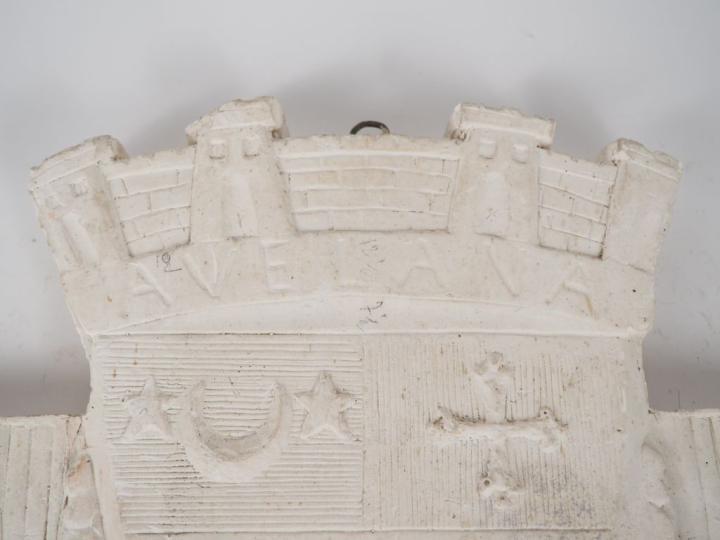 Paul MANAUT.  "Avélana" Plaque d'armoiries en platre  non signée  Dim.