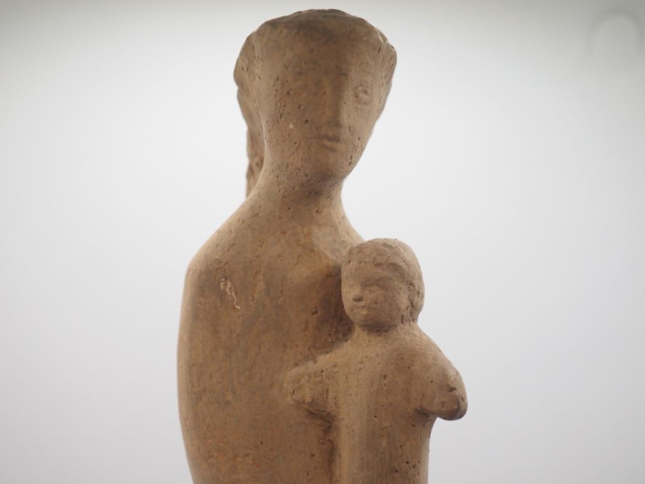 Henri Paul REY.  "Vierge à l'enfant"  Sculpture en terre cuite  Signée