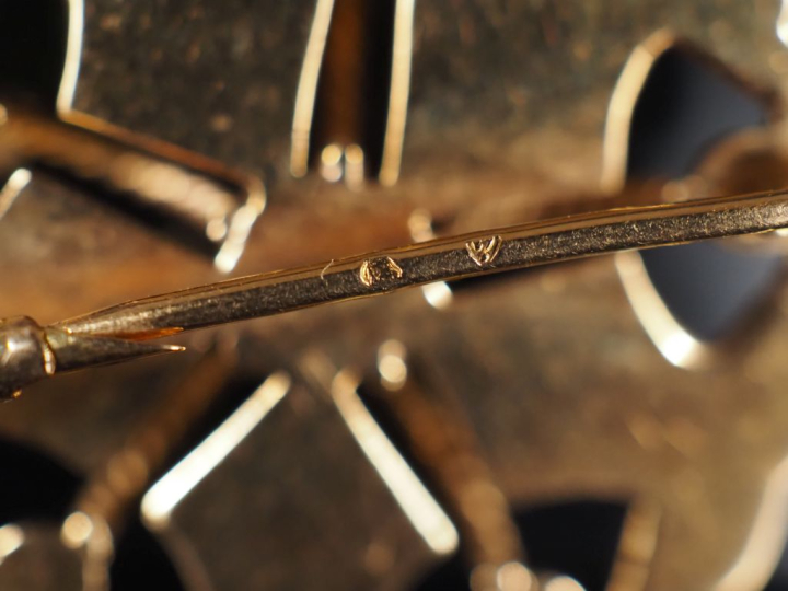 2 différentes broches en or 750  Poids : 10 g   