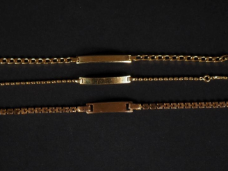 Vente aux enchères 3 différentes gourmettes de bébé en or 750  Poids : 6 g   