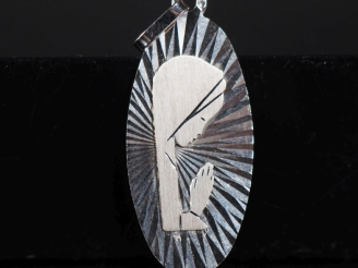 Vente aux enchères Médaille de baptême en or blanc "Sainte Vierge" Poids : 2 g   