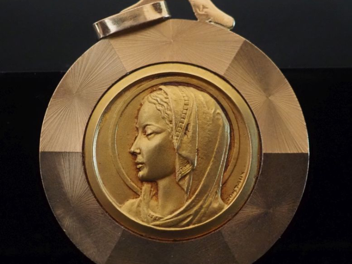 Médaille de baptême en or 750 "profil de Sainte Vierge"  Poids : 4,85 