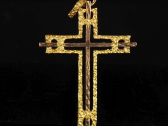 Vente aux enchères Croix en or 750  Poids : 4 g   