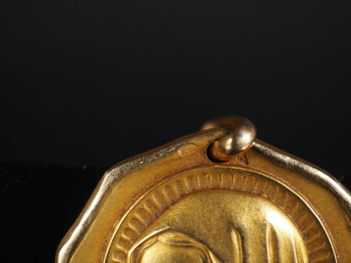 Médaille de baptême en or 750 "Sainte Vierge" Poids : 6,25 g   
