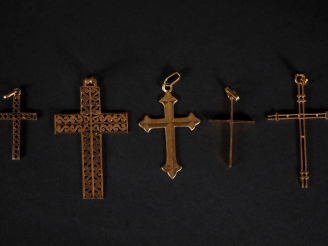 Vente aux enchères 5 croix pendentifs en or 750  Poids : 8,90 g   