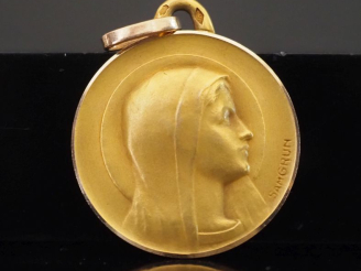 Vente aux enchères Médaille de baptême en or 750 "profil de Sainte Vierge" signée Samgrun