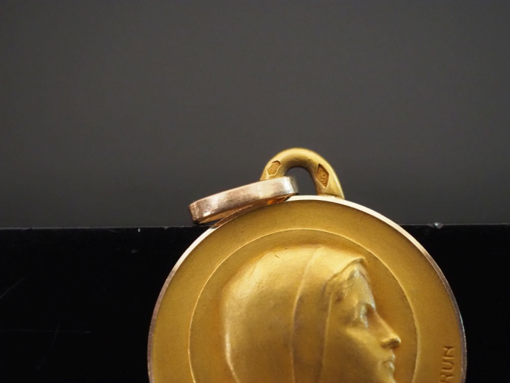 Médaille de baptême en or 750 "profil de Sainte Vierge" signée Samgrun