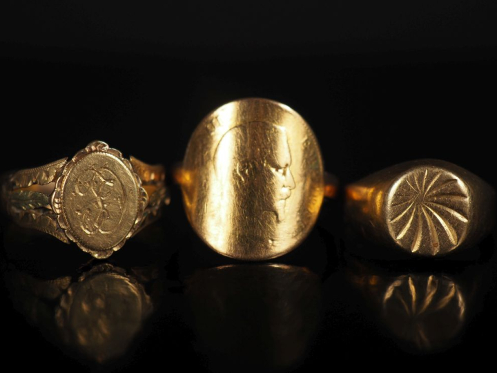 3 bagues Napoléon III en or 750 Poids : 11,70 g (une bague accidentée)