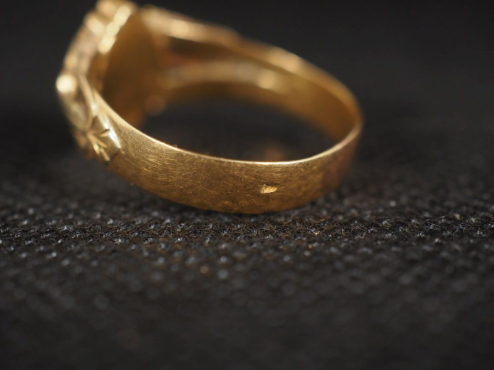 3 bagues Napoléon III en or 750 Poids : 11,70 g (une bague accidentée)