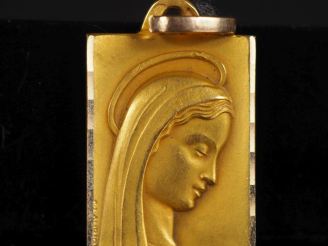 Vente aux enchères Médaille de baptême rectangulaire en or 750 "Profil de Sainte Vierge" 