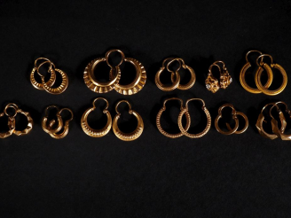 Vente aux enchères 11 paires de perce oreilles en or 750  Poids : 14,50 g   