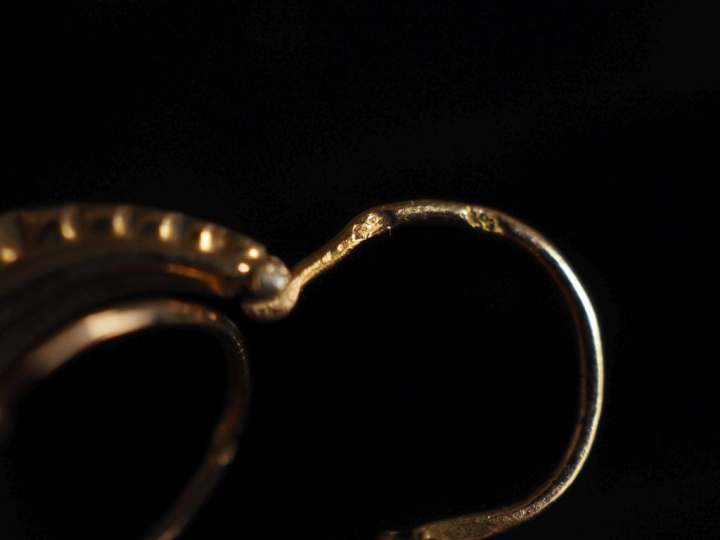 11 paires de perce oreilles en or 750  Poids : 14,50 g   