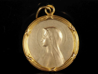 Vente aux enchères Médaille de baptême en or 750 "profil de Sainte Vierge" Poids : 1,60 g