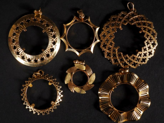 Vente aux enchères 6 montures de broches ou de médailles en or 750  Poids : 22 g   