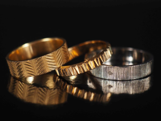 Vente aux enchères 3 alliances en or 750 Poids : 10,80 g   