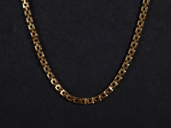 Collier en or 750, maille à carrés plats ajourés Poids : 10 g   