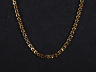 Vente aux enchères Collier en or 750, maille à carrés plats ajourés Poids : 10 g   