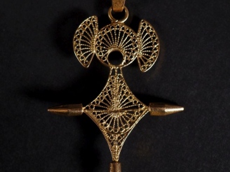 Vente aux enchères Croix africaine en or 750 Poids : 9,10 g   