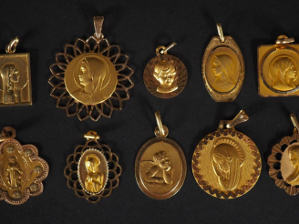 Vente aux enchères 22 médailles de baptême en or 750 Poids : 40 g   