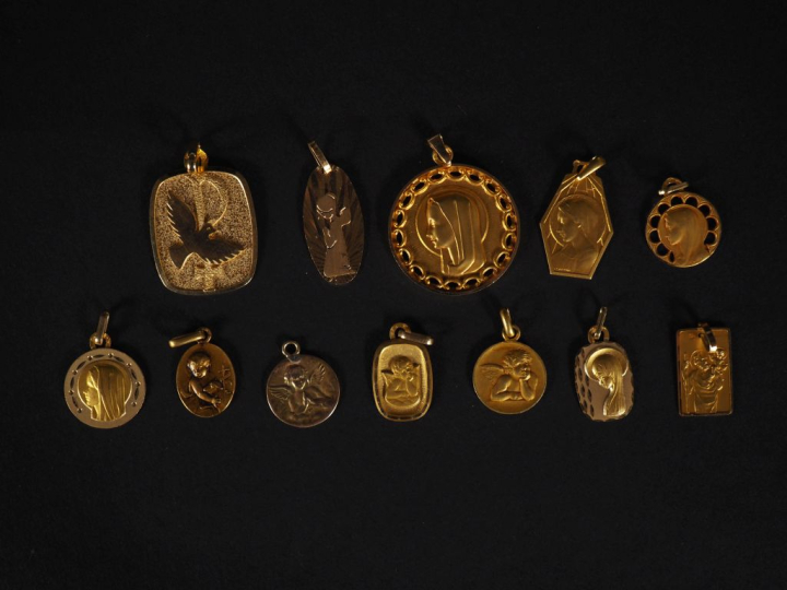 22 médailles de baptême en or 750 Poids : 40 g   