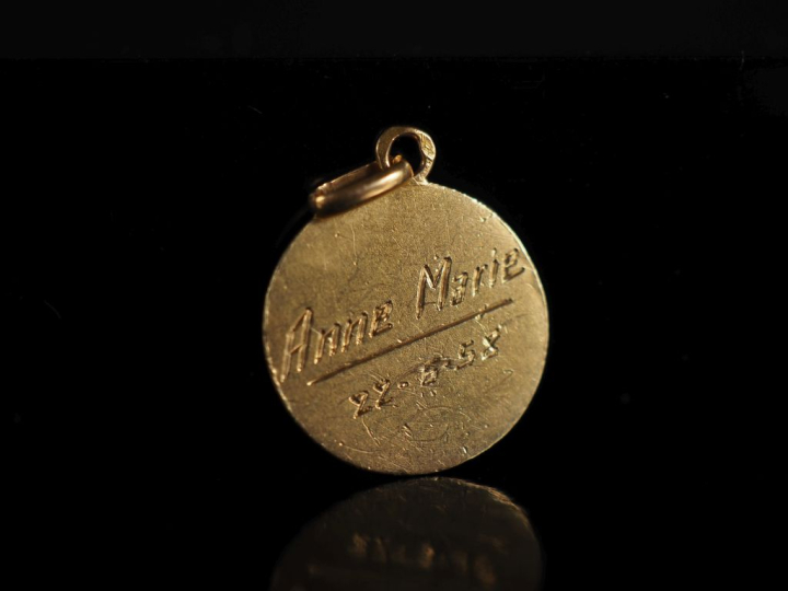 Médaille de baptême en or 750 Poids : 2,18 g   