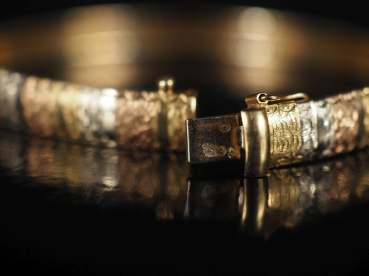 Collier et bracelet assortis en or 3 tons, maille souple articulée Poi