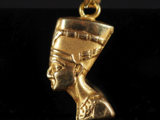 Vente aux enchères Pendentif en or "profil d'égyptienne" Poids : 1,40 g   