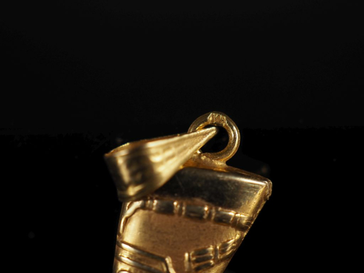 Pendentif en or "profil d'égyptienne" Poids : 1,40 g   