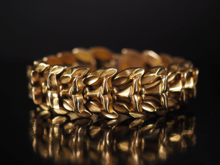 Bracelet gourmette en or 750, maille articulée et ajourée Poids : 50,6