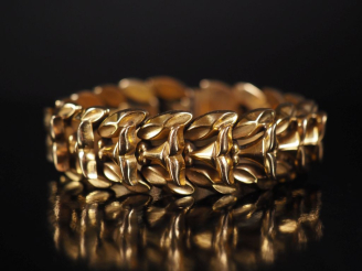 Vente aux enchères Bracelet gourmette en or 750, maille articulée et ajourée Poids : 50,6