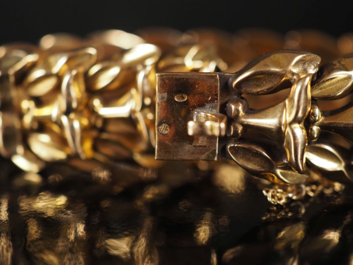 Bracelet gourmette en or 750, maille articulée et ajourée Poids : 50,6