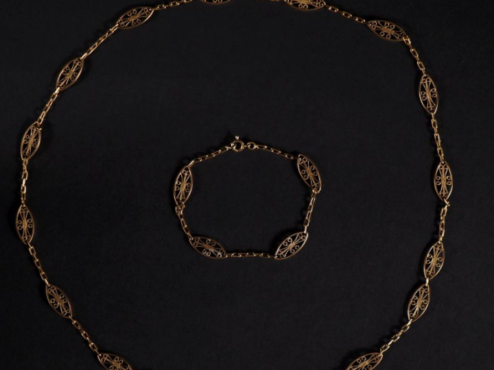 Parure en or 750 comprenant : collier et bracelet, maillons ovales ajo
