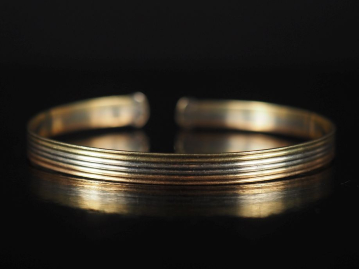 Bracelet jonc en or 750, trois tons et roses Poids : 10,40 g   