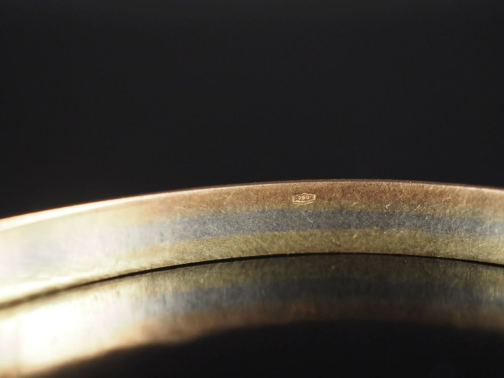 Bracelet jonc en or 750, trois tons et roses Poids : 10,40 g   