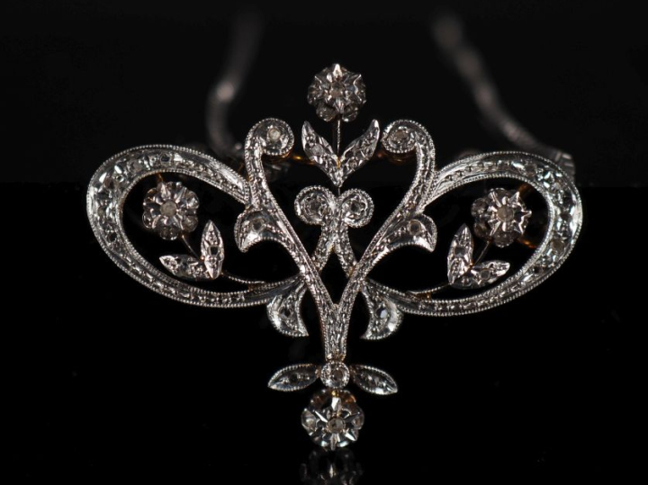 Pendentif de style 1900 en or en forme de fleuron, avec sa chaine en o