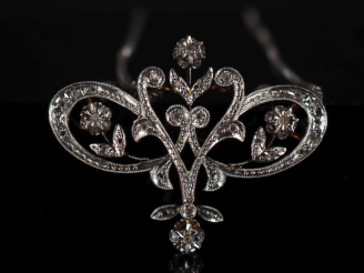 Vente aux enchères Pendentif de style 1900 en or en forme de fleuron, avec sa chaine en o