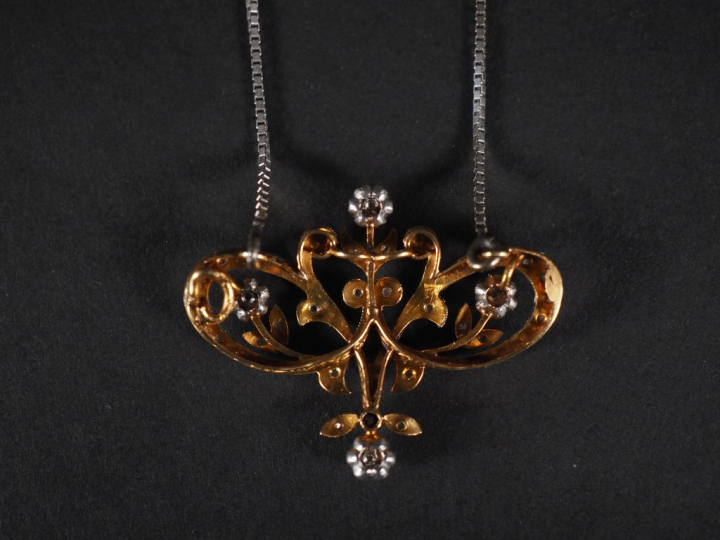 Pendentif de style 1900 en or en forme de fleuron, avec sa chaine en o