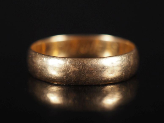 Vente aux enchères Alliance en or Poids : 3,55 g   