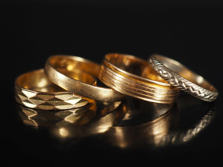 4 alliances en or 750 Poids : 7,90 g   