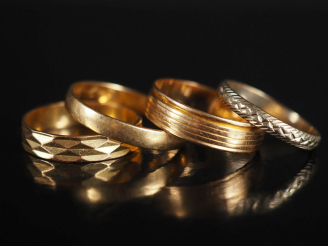 Vente aux enchères 4 alliances en or 750 Poids : 7,90 g   