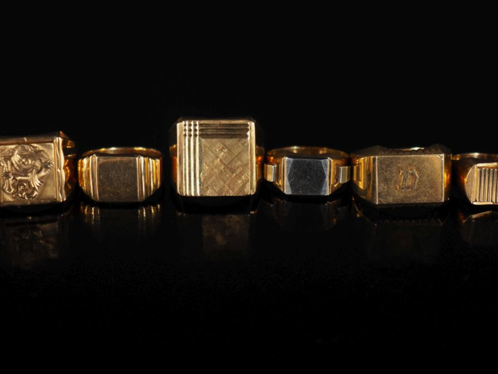 Ensemble de 16 chevalières en or 750 Poids : 112 g   