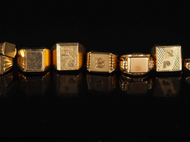 Ensemble de 16 chevalières en or 750 Poids : 112 g   